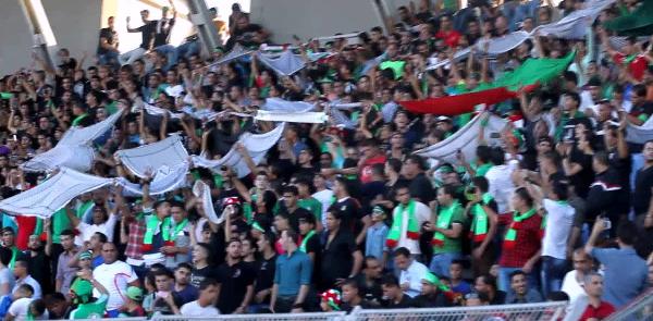 جماهير الوحدات الأردني ترفع أعلام فلسطين